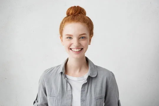 用户在手机上使用熊猫体育APP